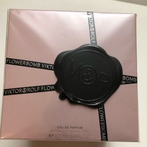 NIB Victor & Rolf Flowerbomb Parfum Spray
